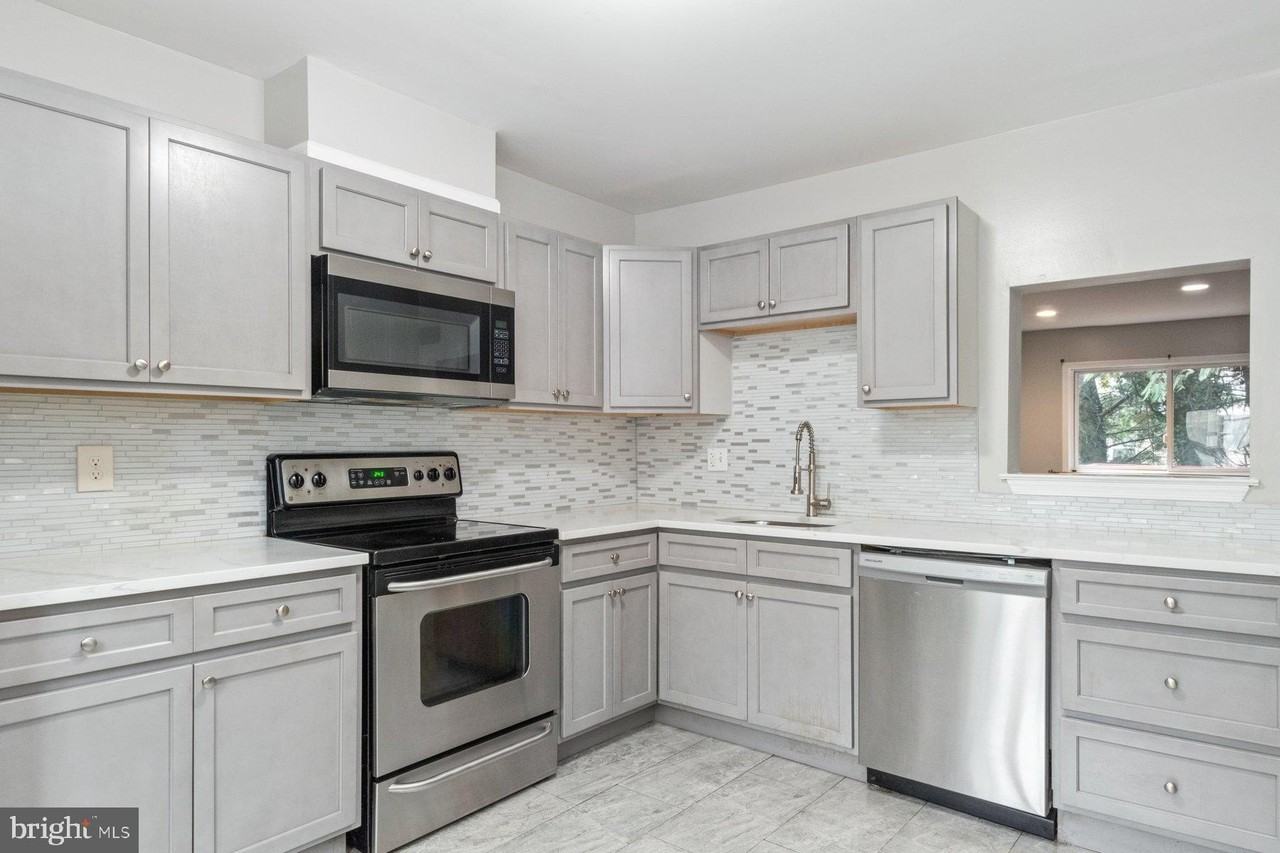 54 Hamlet Dr - Photo 4 of 28