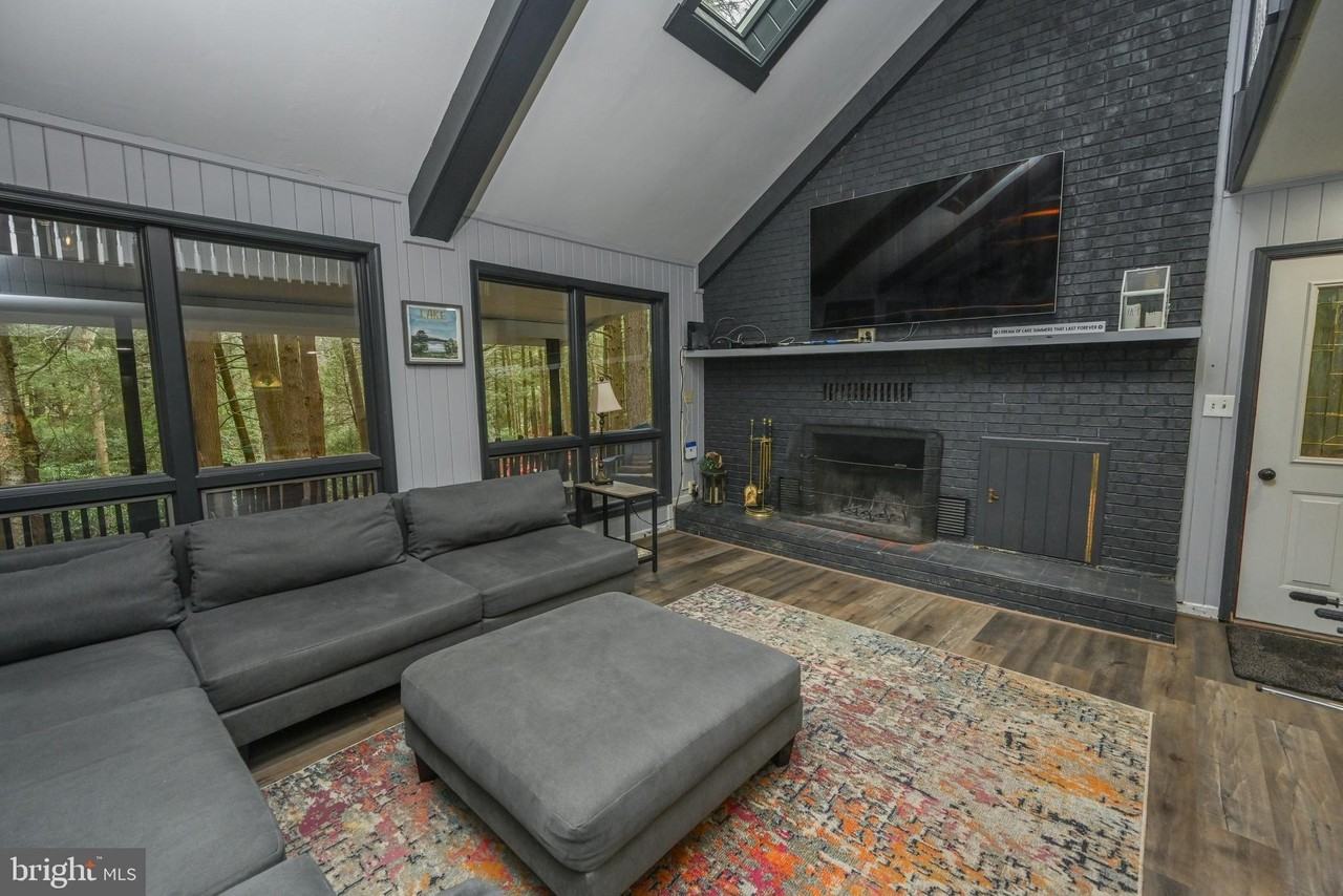 285 Lake Shore Dr - Photo 5 of 48