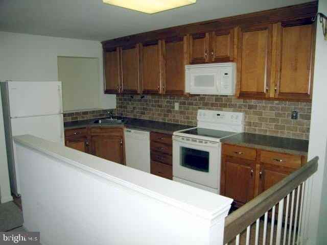 18010 Beacon Hill Dr - Photo 4 of 12