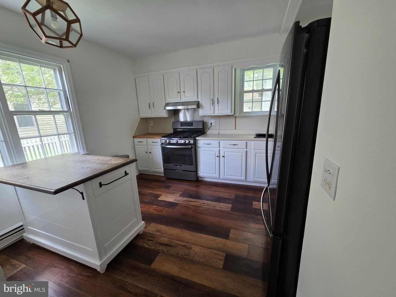 200 Marshall St - Photo 4 of 24