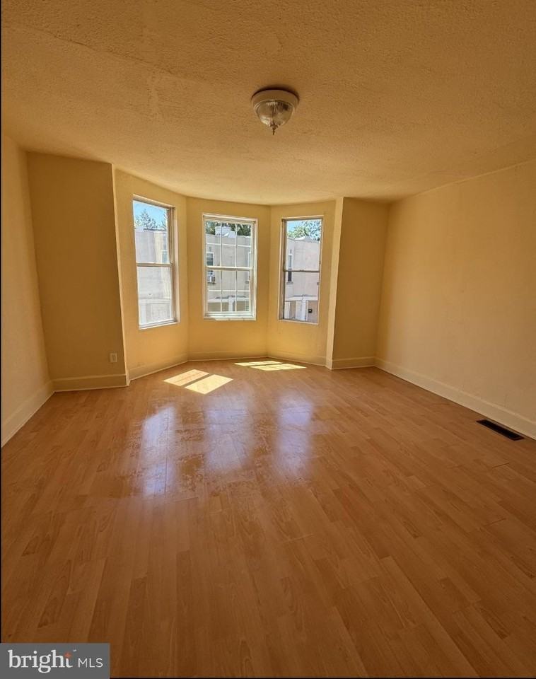 5515 Crowson St - Photo 3 of 10