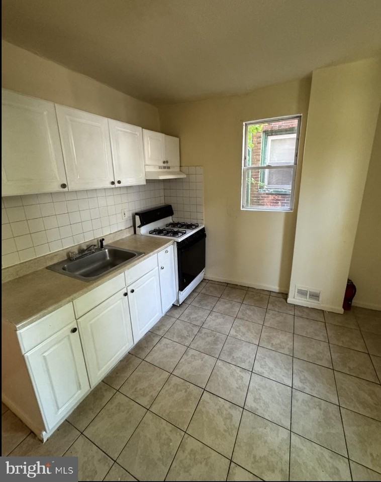 5515 Crowson St - Photo 4 of 10