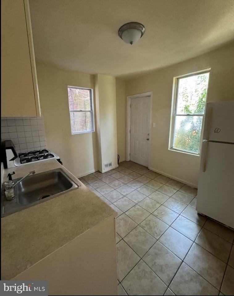 5515 Crowson St - Photo 5 of 10