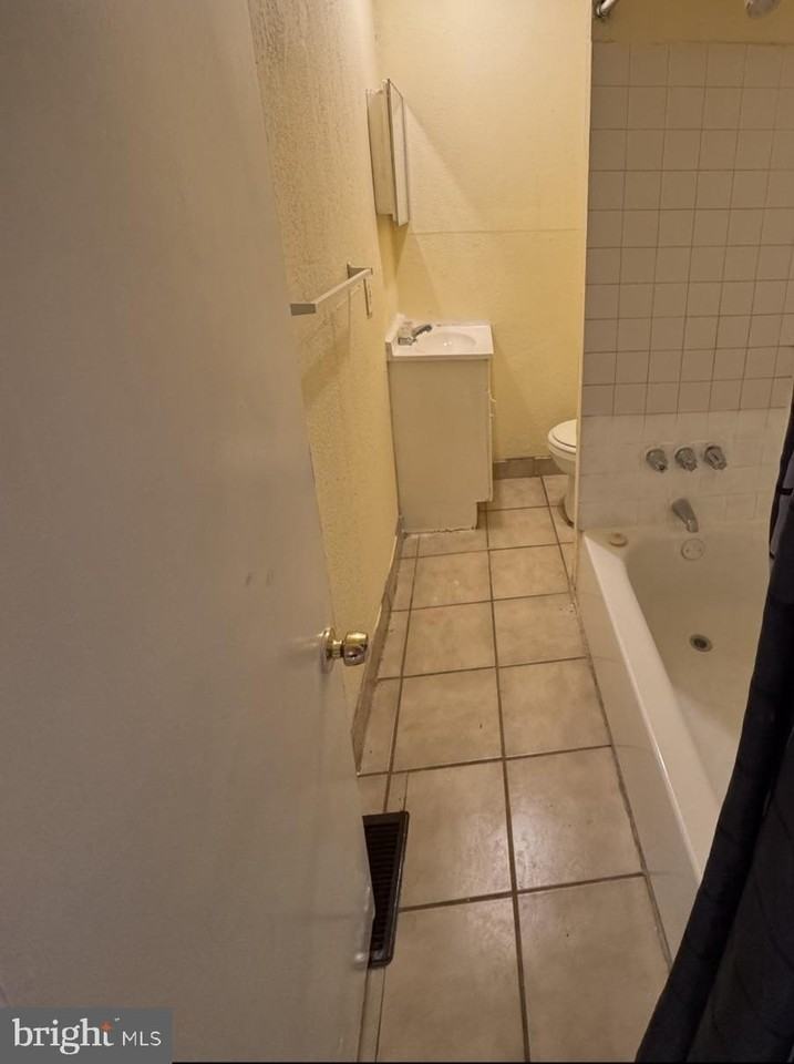 5515 Crowson St - Photo 7 of 10