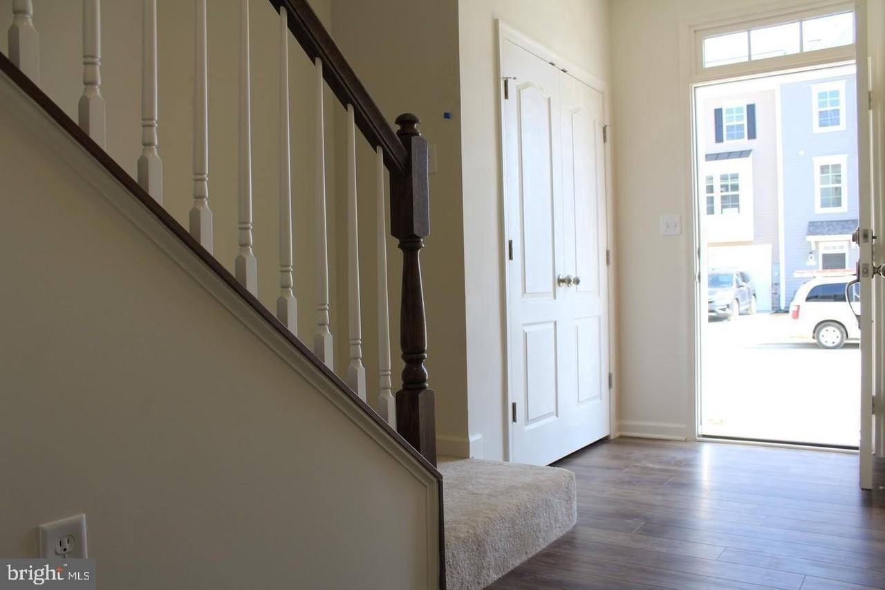 130 Metcalf Ter - Photo 3 of 22