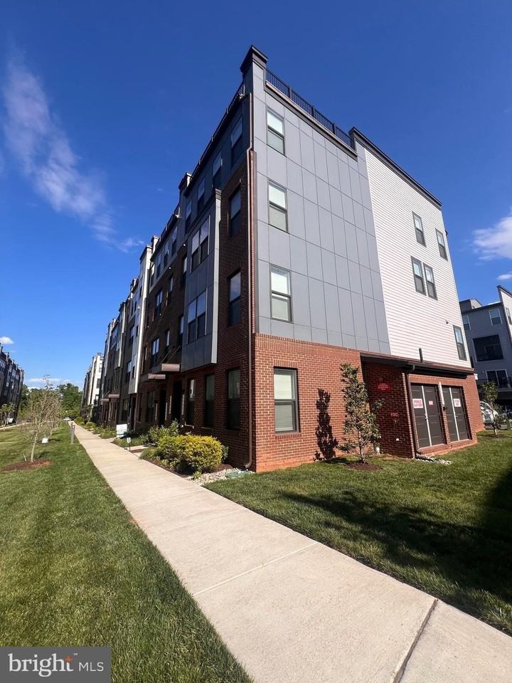 44625 Wolfhound Sq - Photo 2 of 50