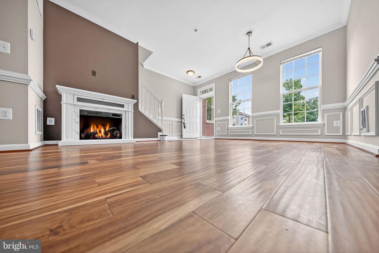 15825 John Diskin Cir - Photo 4 of 43