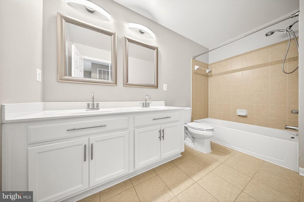 15825 John Diskin Cir - Photo 5 of 43