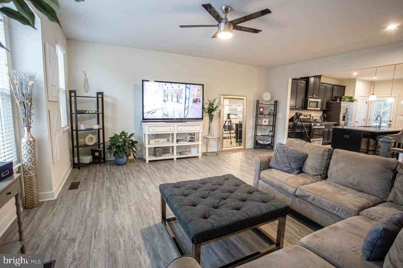7821 Cove Point Dr - Photo 2 of 49