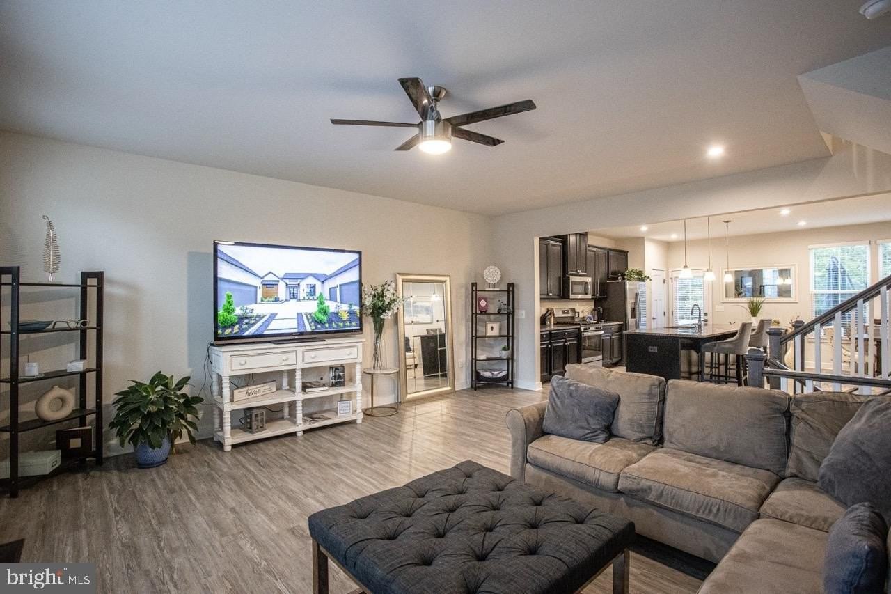 7821 Cove Point Dr - Photo 3 of 49