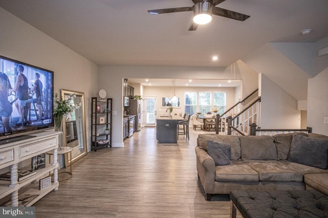 7821 Cove Point Dr - Photo 4 of 49