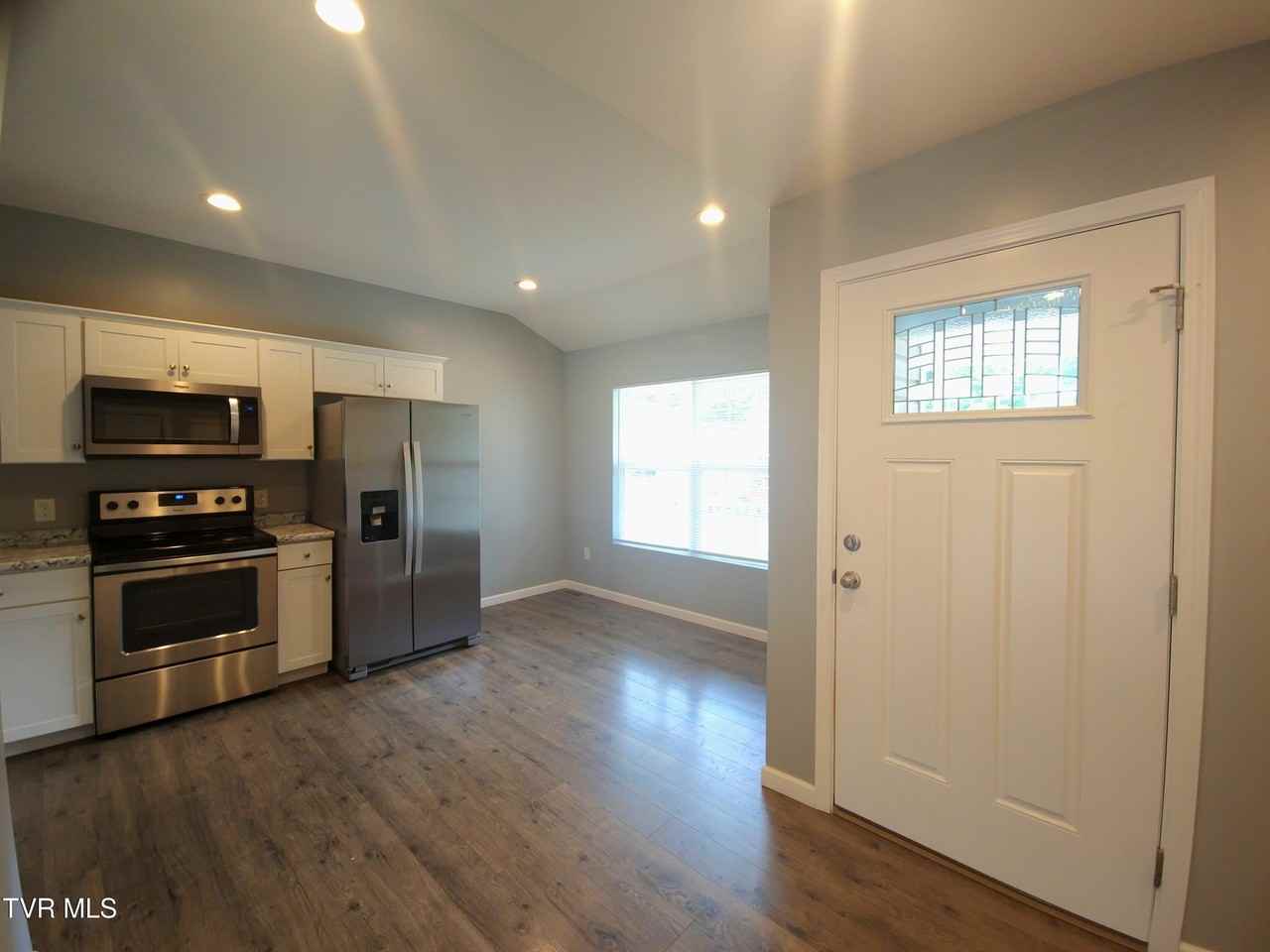305 Mckenzie Dr #1 - Photo 4 of 18