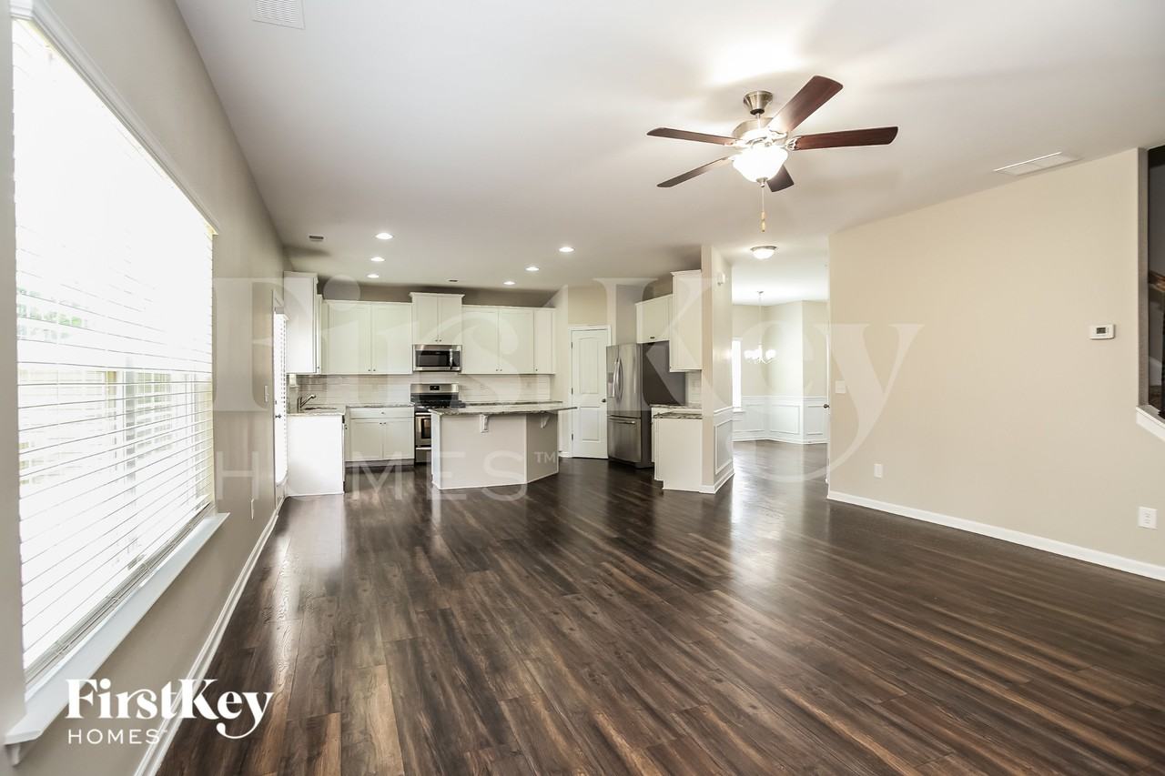 240 Jefferson Ave - Photo 3 of 15