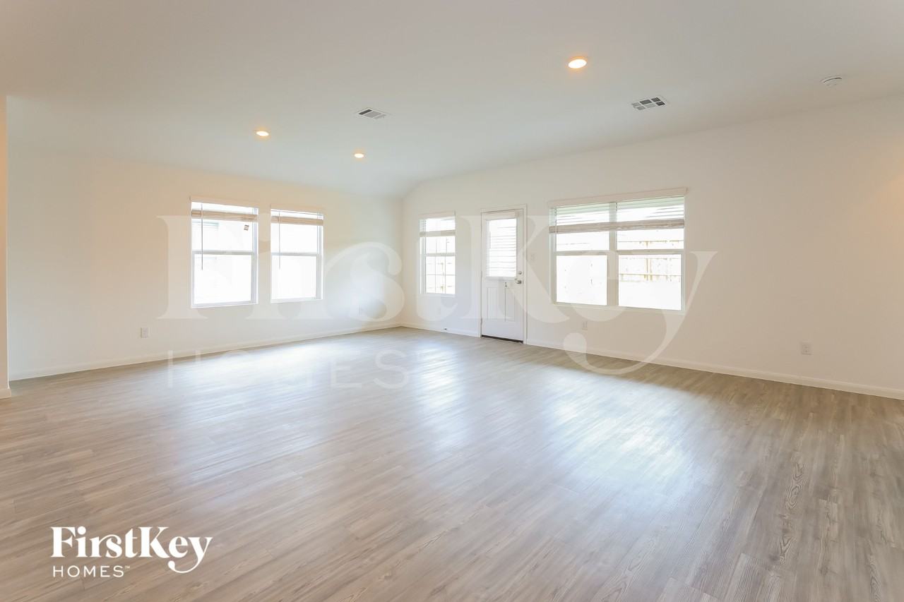 6728 Beehive Dr - Photo 4 of 16