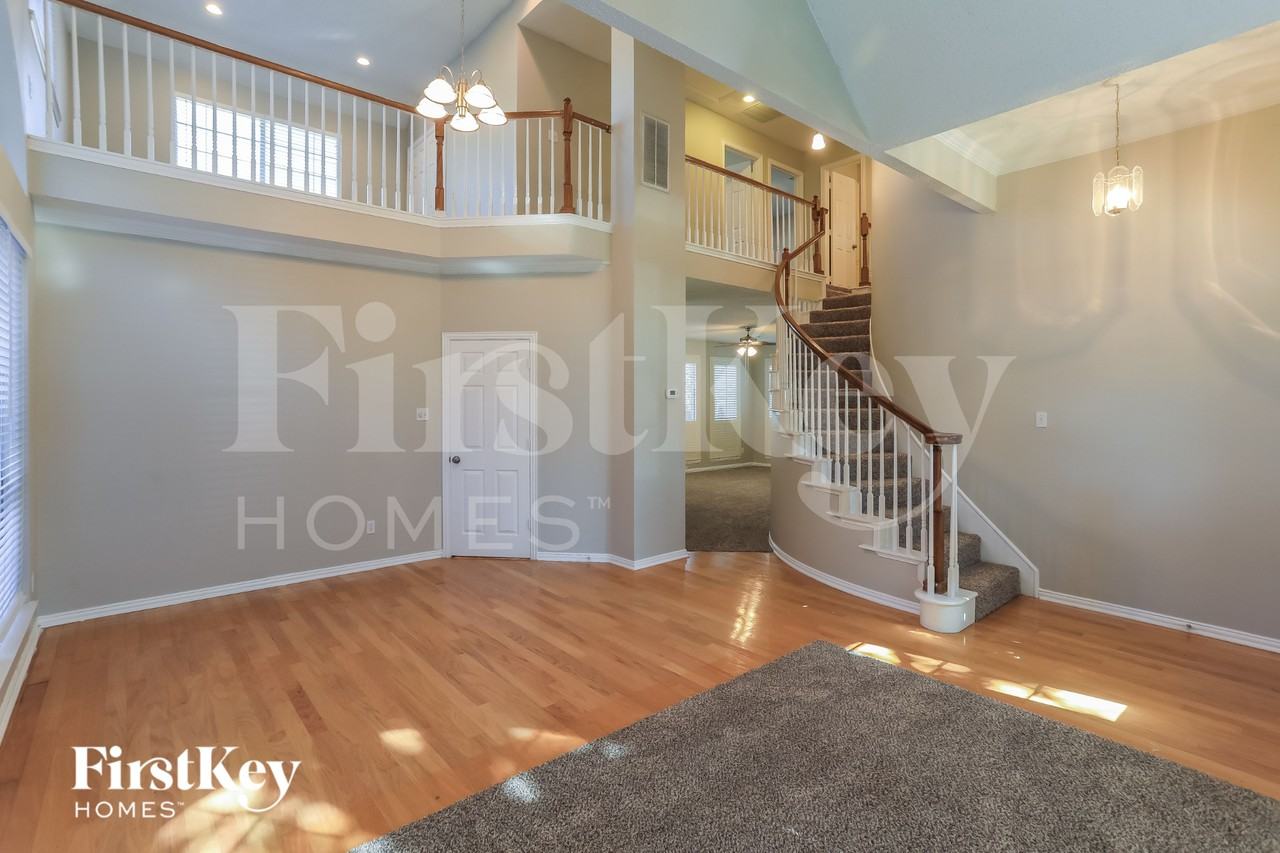 311 Riverwalk Ln - Photo 3 of 16