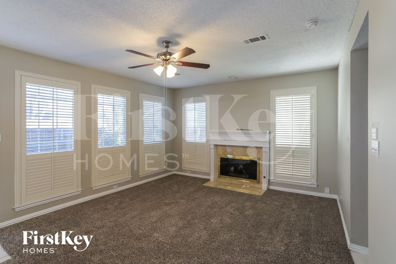 311 Riverwalk Ln - Photo 4 of 16