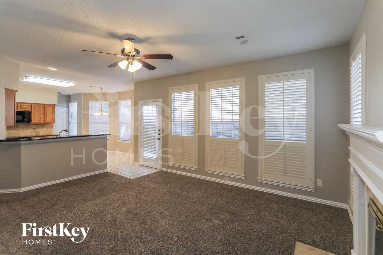 311 Riverwalk Ln - Photo 5 of 16