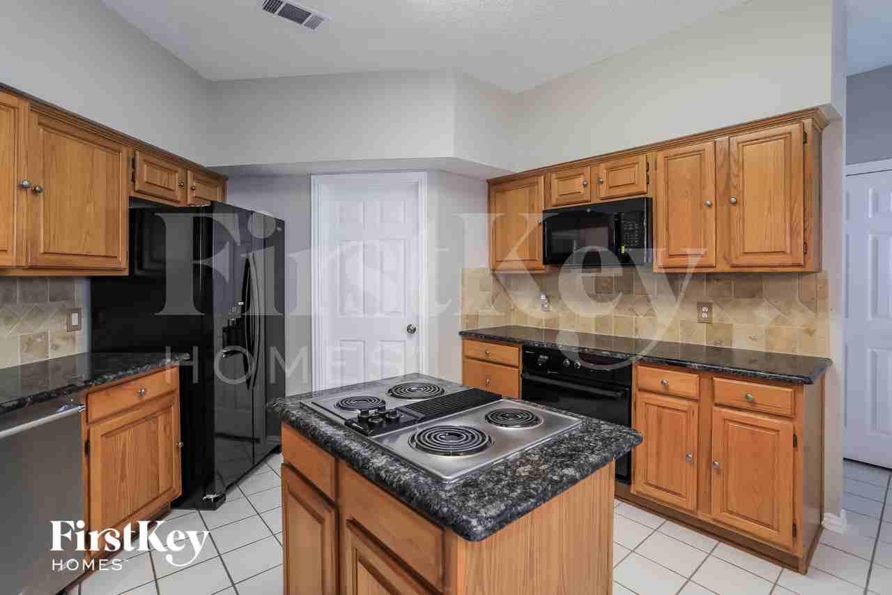311 Riverwalk Ln - Photo 6 of 16