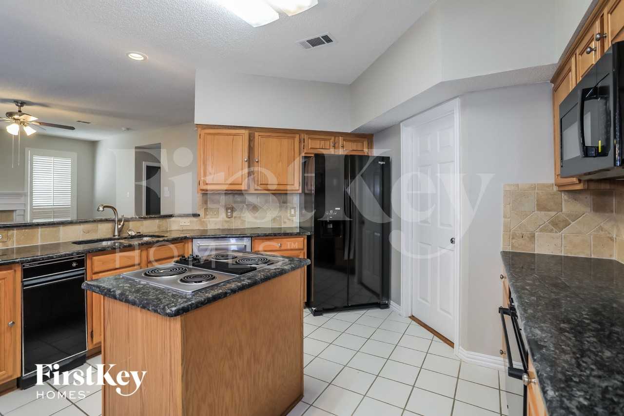 311 Riverwalk Ln - Photo 7 of 16