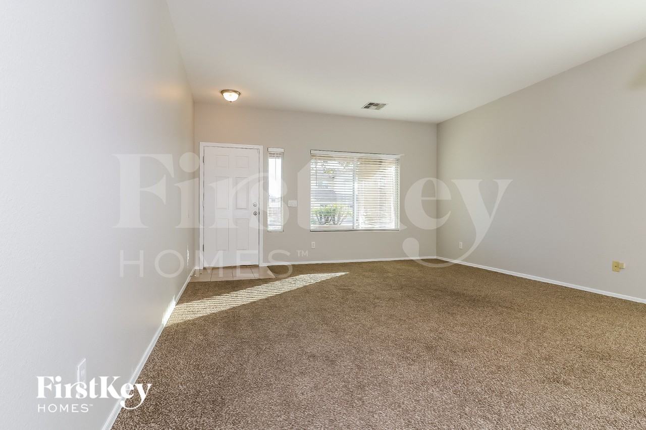 110 N 118th Ave - Photo 4 of 16