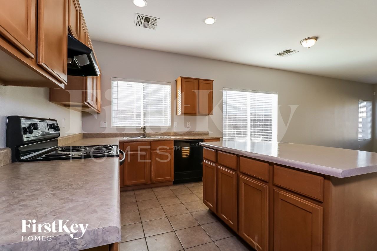 110 N 118th Ave - Photo 6 of 16