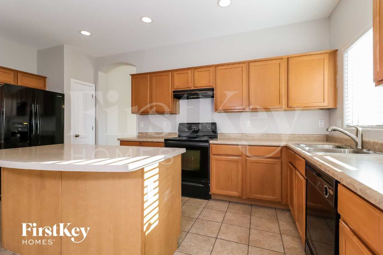 110 N 118th Ave - Photo 7 of 16
