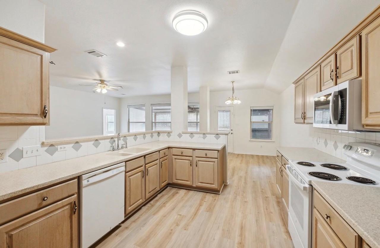 1611 Sunnycrest Cir - Photo 6 of 19