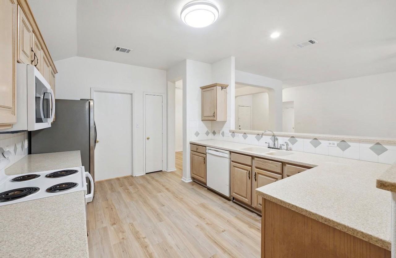 1611 Sunnycrest Cir - Photo 7 of 19