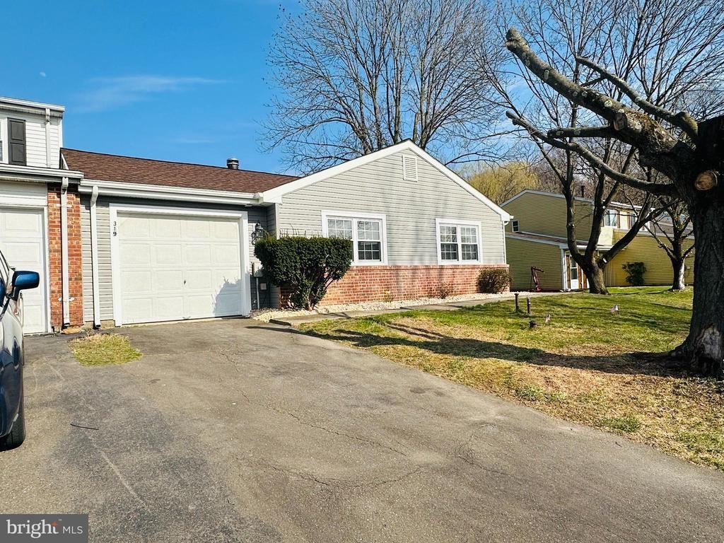 319 Canterbury Ct - Photo 2 of 16