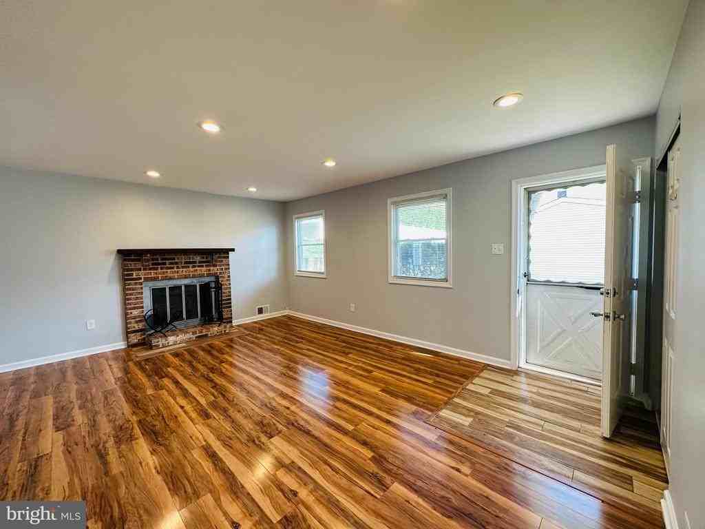 319 Canterbury Ct - Photo 3 of 16