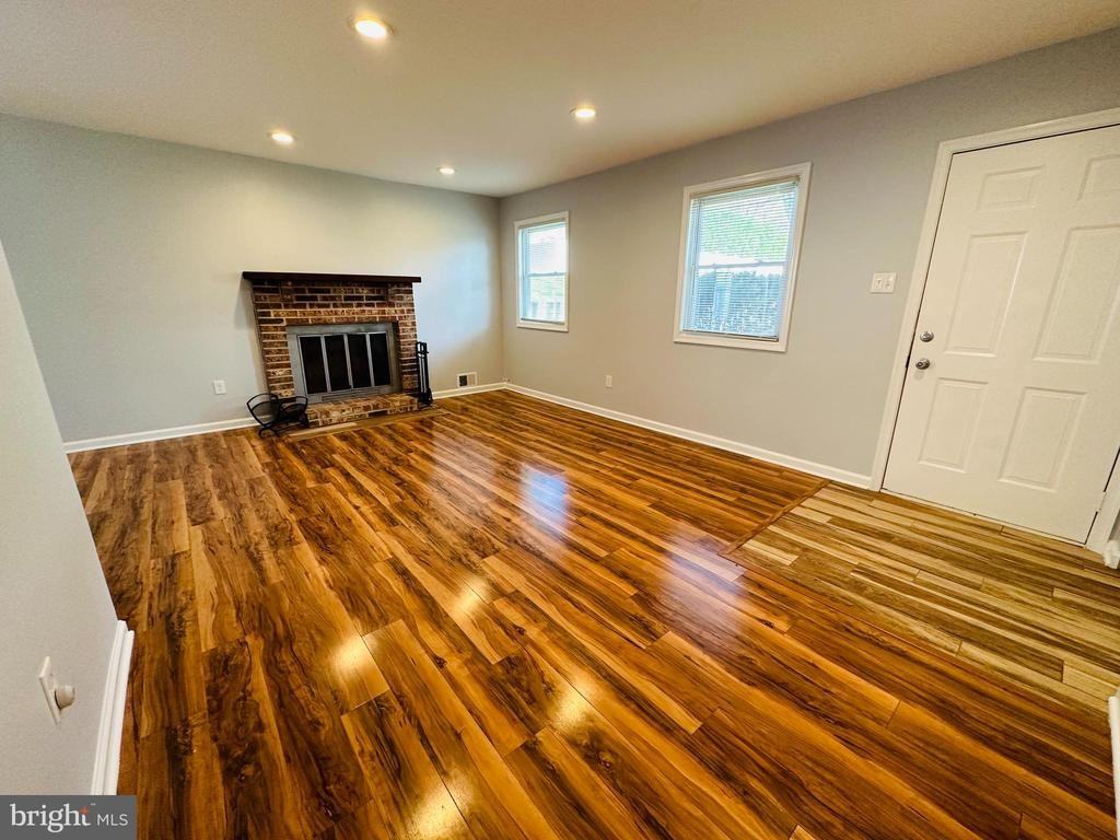 319 Canterbury Ct - Photo 4 of 16