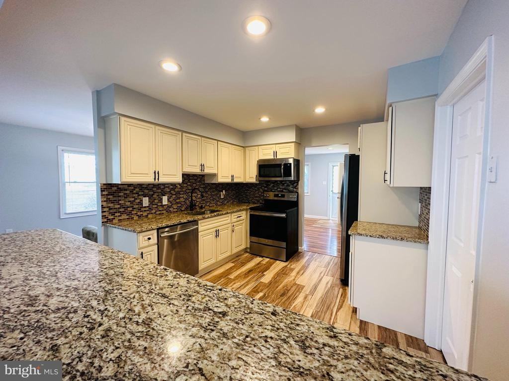 319 Canterbury Ct - Photo 5 of 16