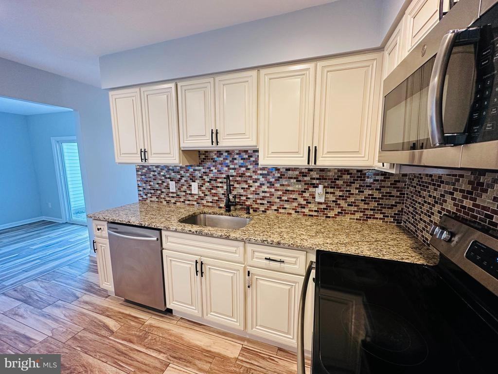 319 Canterbury Ct - Photo 6 of 16