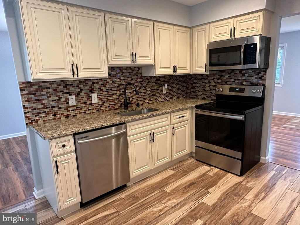 319 Canterbury Ct - Photo 7 of 16