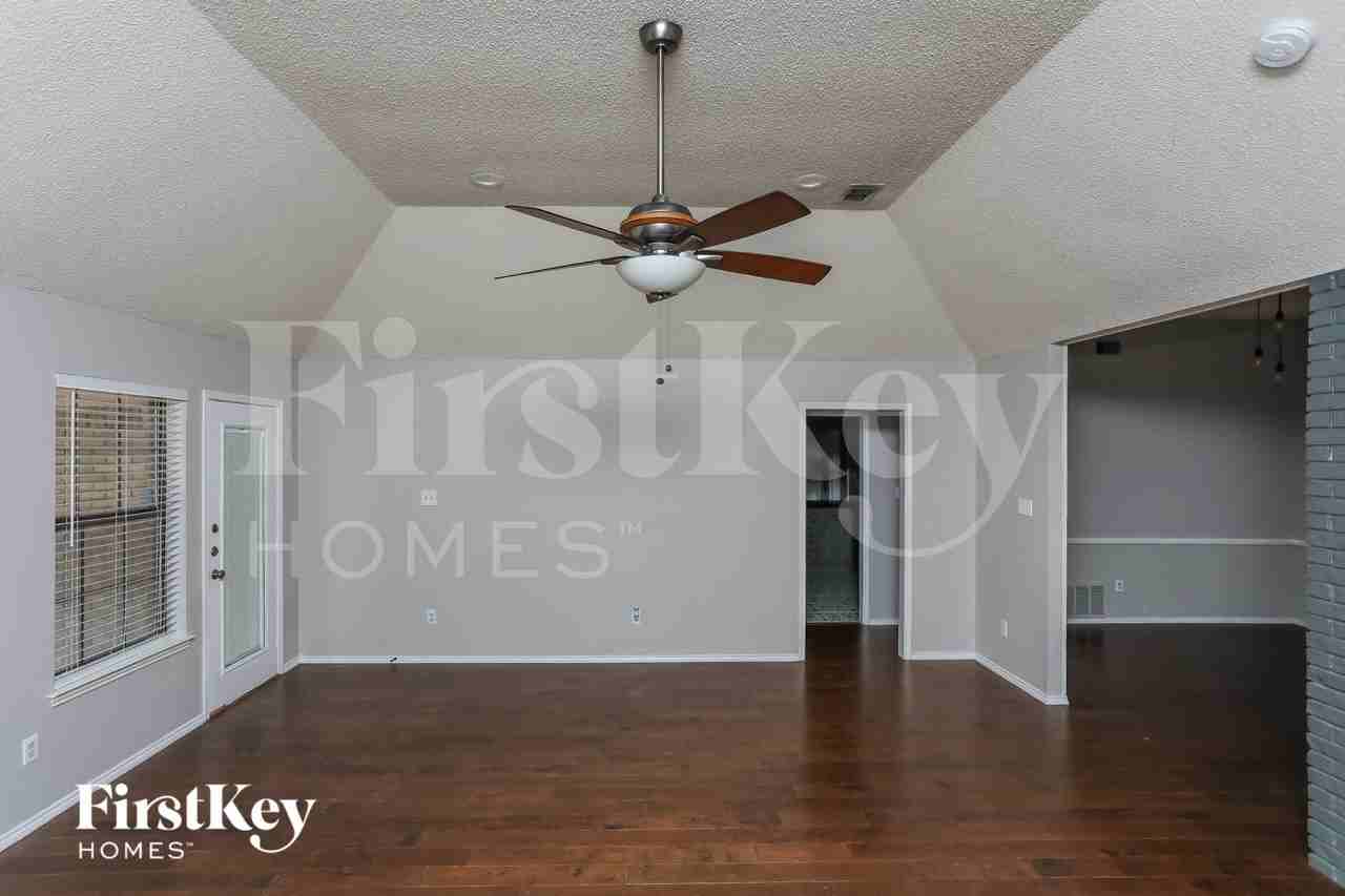 408 Flagstone Dr - Photo 3 of 16
