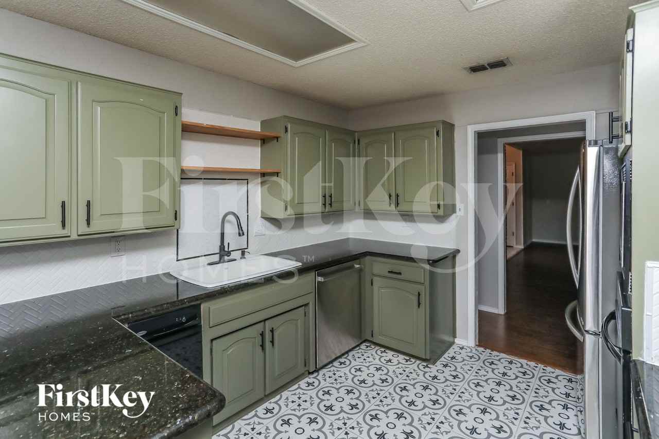408 Flagstone Dr - Photo 5 of 16
