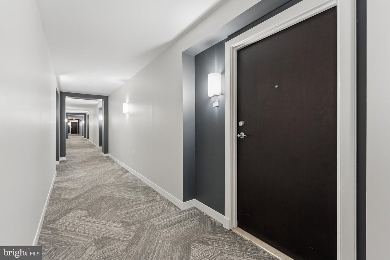 851 N Glebe Rd ##706 - Photo 3 of 34