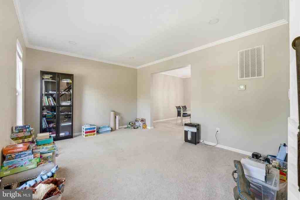 34 Westhampton Ct - Photo 7 of 38