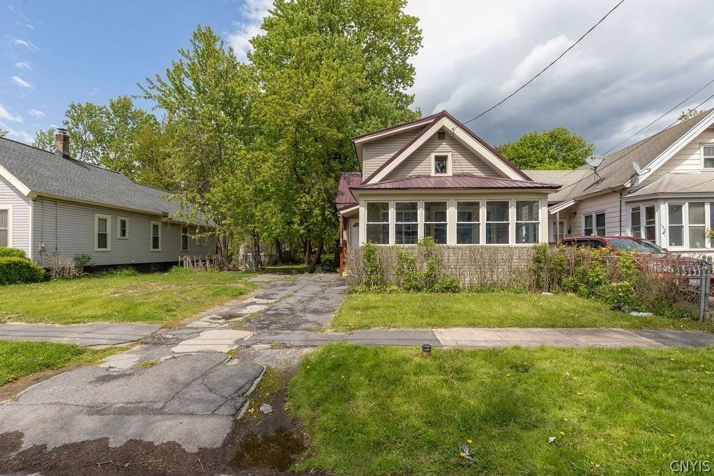 122 Putnam St - Photo 2 of 26