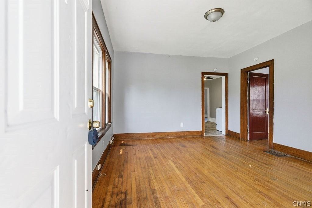 122 Putnam St - Photo 4 of 26