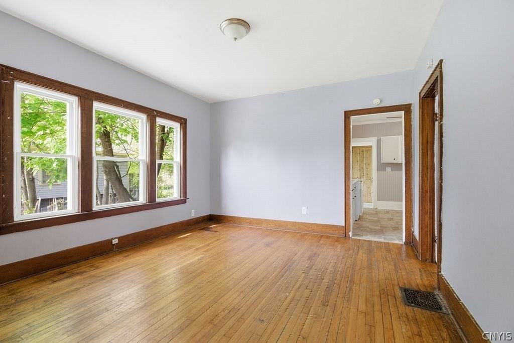122 Putnam St - Photo 5 of 26