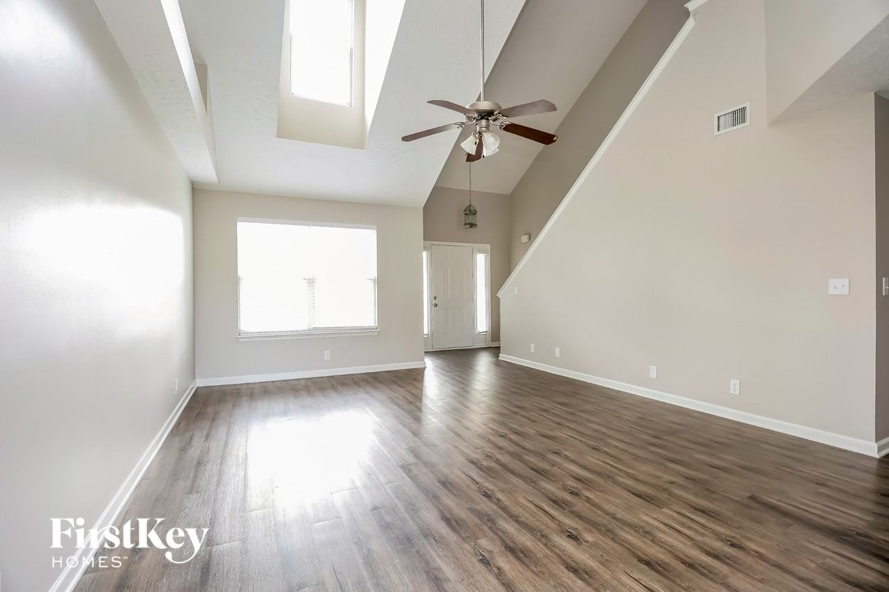 1304 Sunray Dr - Photo 4 of 15