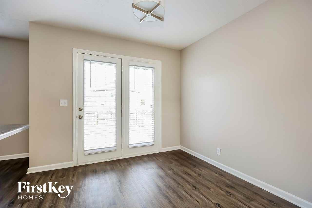 1304 Sunray Dr - Photo 5 of 15
