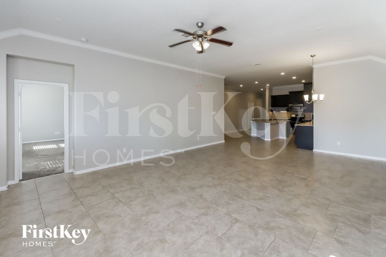6423 Sterling Shores Ln - Photo 3 of 16