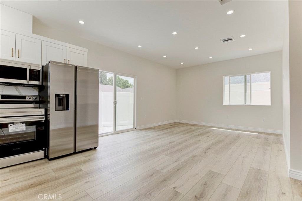 20502 Lull St - Photo 4 of 13