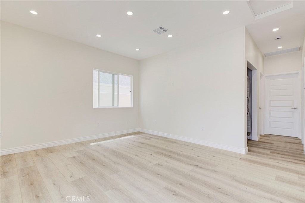 20502 Lull St - Photo 5 of 13