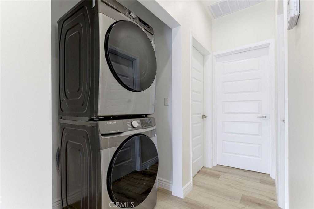 20502 Lull St - Photo 6 of 13