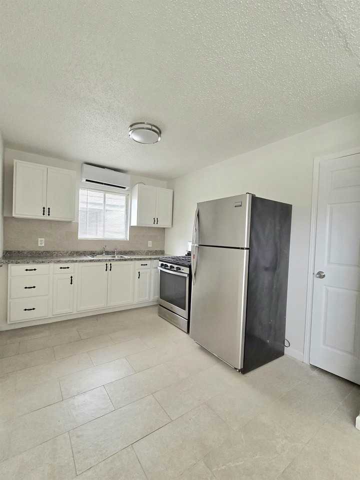 3843 Mount Pleasant St - Photo 3 of 24