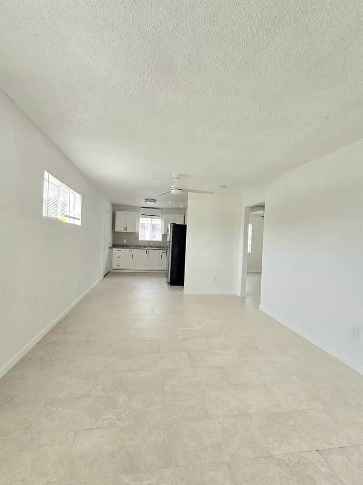 3843 Mount Pleasant St - Photo 4 of 24