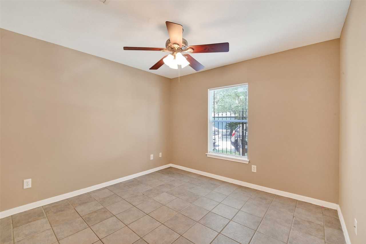 2804 Chenevert St - Photo 6 of 39